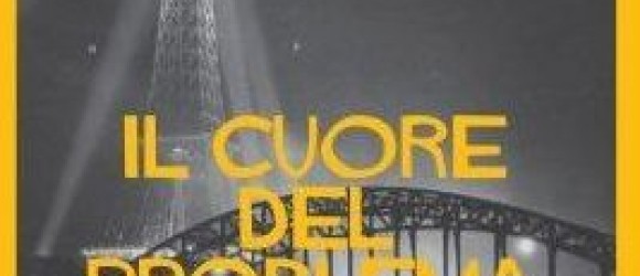 Roma, 28 mar. (askanews) - Esce il 30 marzo l'ultimo romanzo del francese Christian Oster, "Il cuore del problema" (Edizioni Clichy, 180 pagine, 17 euro).

Tornando a casa, Simon scopre il cadavere di un uomo in mezzo al salotto. Diane, sua moglie, che secondo ogni apparenza lo ha ucciso, gli annuncia che lo lascia e se ne va. Non darà più notizie di sé, e Simon, rimasto solo con quel cadavere, dovrà decidere cosa fare. Mentre sta andando alla centrale di polizia, Simon conosce Henri, un ex agente di polizia in pensione amante del tennis. Tra i due inizia subito una forte e strana amicizia, ma Simon rimane sempre all'erta: ogni parola, ogni gesto potrebbe essere mal interpretato e creargli seri problemi. Parte così tra i due una sorprendente partita a scacchi che avrà un epilogo del tutto inatteso.

Christian Oster è nato a Parigi nel 1949. Il suo romanzo più noto è Il mio grande appartamento (Prix Médicis 1999, pubblicato in Italia da Barbès nel 2009). Tra gli altri suoi romanzi ricordiamo Une femme de ménage (2001), Nella cattedrale (2010, pubblicato in Italia da Barbès), Rouler (2011) e En ville (2013).