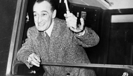 Antonio De Curtis in arte Totò, uno dei comici più amati di tutti i tempi, saluta i fans dal finestrino del vagone di un treno appena giunto alla stazione di Parigi in una immagine del 1951.  Figlio illegittimo del principe Giuseppe De Curtis e della giovane Anna Clemente, che solo nel 1921 riusciranno a sposarsi, Toto' nasce a Napoli nel 1898. Registrato con  il cognome materno, verra' riconosciuto come figlio dal principe soltanto nel 1941 e solo nel 1946, morto il Principe De Curtis, il Tribunale lo autorizza a fregiarsi del titolo di Antonio Griffo Focas Flavio Angelo Ducas Commeno Porfirogenito Gagliardi De Curtis di Bisanzio, Altezza Imperiale, Conte Palatino, Cavaliere del Sacro Romano Impero,...   E' la madre a dargli il nomignolo di Toto'.   ANSA