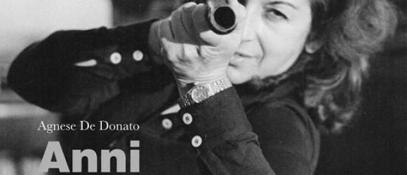 Roma, 19 mag. (askanews) - Si inaugura il 25 maggio a Roma la mostra fotografica "Anni 70: io cero" che documenta una stagione irripetibile come gli anni Settanta attraverso gli scatti di Agnese De Donato, giornalista e fotoreporter, femminista e scrittrice, scomparsa lo scorso 5 marzo.

Gli scatti - esposti alla Galleria d'arte contemporanea De Crescenzo & Viesti, via Ferdinando di Savoia, 2 - testimoniano gli incontri con amici scrittori, pittori, poeti, attori, politici e registi, da Alberto Moravia e Ugo Tognazzi a Valentino Zeichen e Marco Bellocchio, da Giorgio Napolitano e Nanni Moretti a Claudia Cardinale e Monica Vitti. 

Ci sono le immagini scattate in prova o tra le quinte a grandi ballerini, come Carla Fracci e Rudolf Nureyev, e perfino episodi curiosi, come la presenza di John Lennon alla First International Feminist Planning Conference, manifestazione americana rigorosamente separatista, alla quale Yoko Ono riuscì a farlo partecipare in qualità di video maker. 

Con passione e determinazione Agnese De Donato ha lavorato per oltre un anno, fino agli ultimi giorni, allallestimento di questa mostra, scegliendo tutte le stampe originali realizzate nel suo piccolo laboratorio di sviluppo e stampa dellepoca.