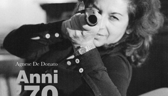 Roma, 19 mag. (askanews) - Si inaugura il 25 maggio a Roma la mostra fotografica "Anni 70: io cero" che documenta una stagione irripetibile come gli anni Settanta attraverso gli scatti di Agnese De Donato, giornalista e fotoreporter, femminista e scrittrice, scomparsa lo scorso 5 marzo.

Gli scatti - esposti alla Galleria d'arte contemporanea De Crescenzo & Viesti, via Ferdinando di Savoia, 2 - testimoniano gli incontri con amici scrittori, pittori, poeti, attori, politici e registi, da Alberto Moravia e Ugo Tognazzi a Valentino Zeichen e Marco Bellocchio, da Giorgio Napolitano e Nanni Moretti a Claudia Cardinale e Monica Vitti. 

Ci sono le immagini scattate in prova o tra le quinte a grandi ballerini, come Carla Fracci e Rudolf Nureyev, e perfino episodi curiosi, come la presenza di John Lennon alla First International Feminist Planning Conference, manifestazione americana rigorosamente separatista, alla quale Yoko Ono riuscì a farlo partecipare in qualità di video maker. 

Con passione e determinazione Agnese De Donato ha lavorato per oltre un anno, fino agli ultimi giorni, allallestimento di questa mostra, scegliendo tutte le stampe originali realizzate nel suo piccolo laboratorio di sviluppo e stampa dellepoca.